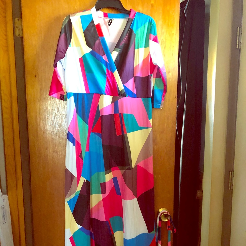 Beautiful long dress. Pic Does not show length.